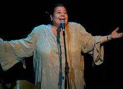 lactrice-corina-mestre-recoit-le-prix-national-du-theatre-2022-a-cuba