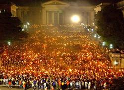 raul-et-diaz-canel-participent-a-la-traditionnelle-marche-aux-flambeaux