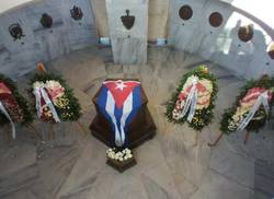 au-mausolee-de-jose-marti-des-fleurs-et-un-drapeau