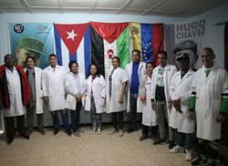 des-enseignants-cubains-au-milieu-du-desert-avec-des-sahraouis