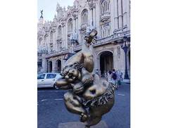 escultor-chino-pone-a-bailar-a-damas-gordas-en-la-habana