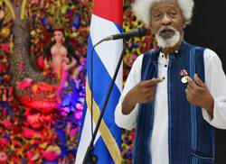 otorgan-medalla-haydee-santamaria-al-novelista-nigeriano-wole-soyinka