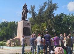 artistas-y-escritores-cubanos-honran-a-la-madre-de-la-patria