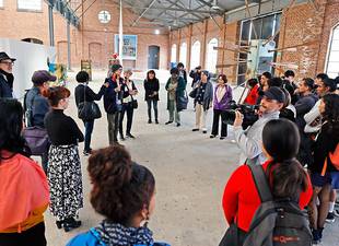participan-estudiantes-de-arte-en-recorrido-bienal