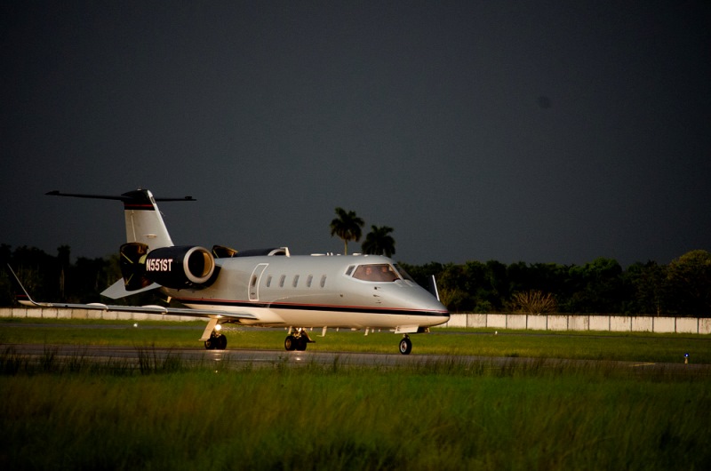 Avión con la Laura Pausini aterrizando en La Habana. Foto: Gustavo Rivera