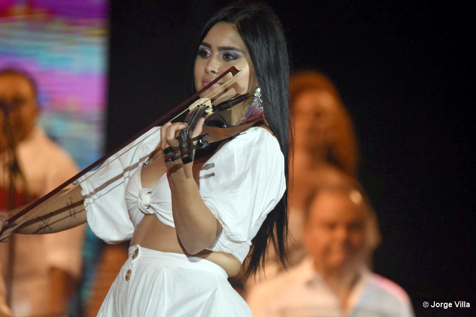 Solo de la violinista Alejandra López en concierto de Gilberto Santa Rosa en La Habana. Foto: Jorge Villa