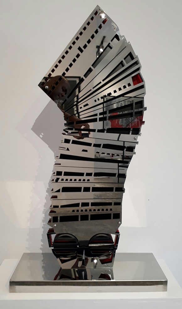 Estructura. Láminas caladas de acero policromado, acero inoxidable y aluminio. 118 x 66x 26 cm. 2017.