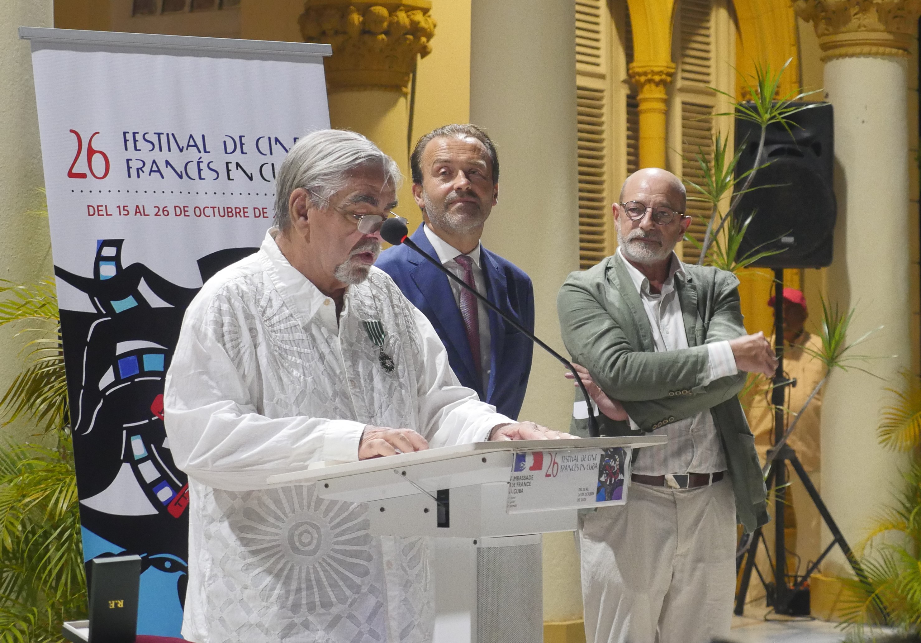 le-directeur-de-la-cinematheque-cubaine-luciano-castillo-est-fait-chevalier-de-lordre-des-arts-et-lettres