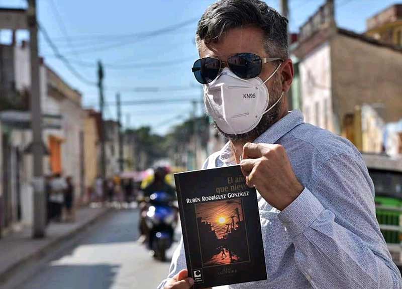 lecrivain-holguinais-ruben-rodriguez-recoit-le-prix-de-la-critique-2022