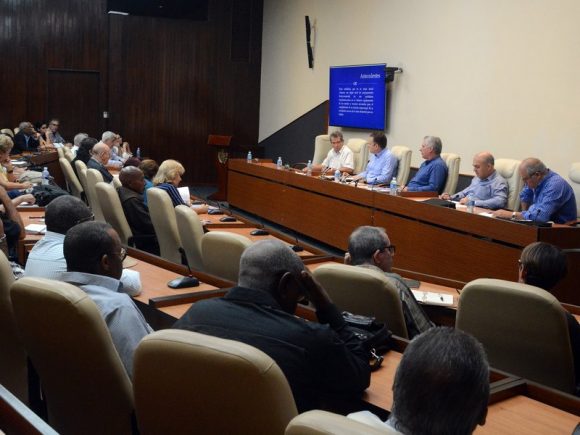 intercambia-diaz-canel-con-artistas-e-intelectuales-de-cuba-sobre-la-musica-y-su-sistema-empresarial