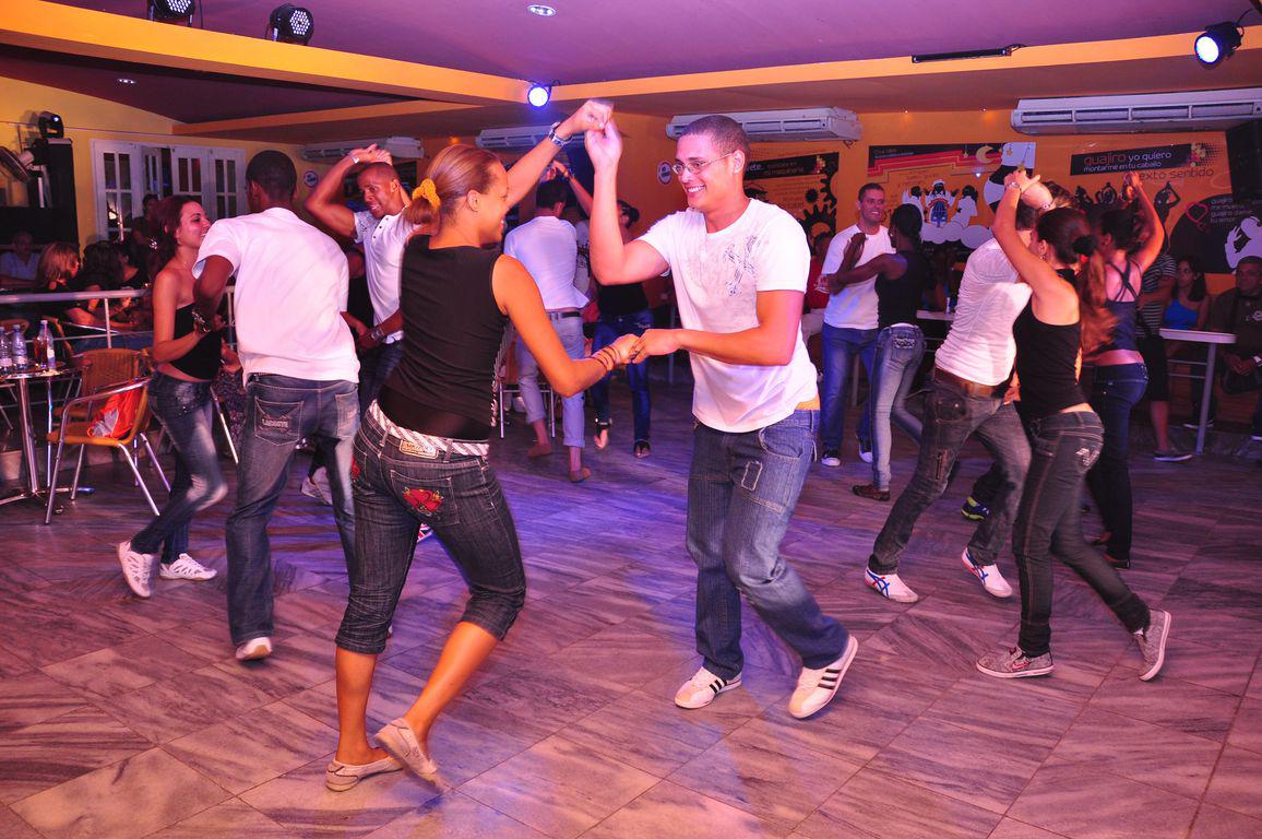 Le casino : une danse de salon populaire. La fameuse salsa cubaine le-casino-une-danse-de-salon-populaire-la-fameuse-salsa-cubaine