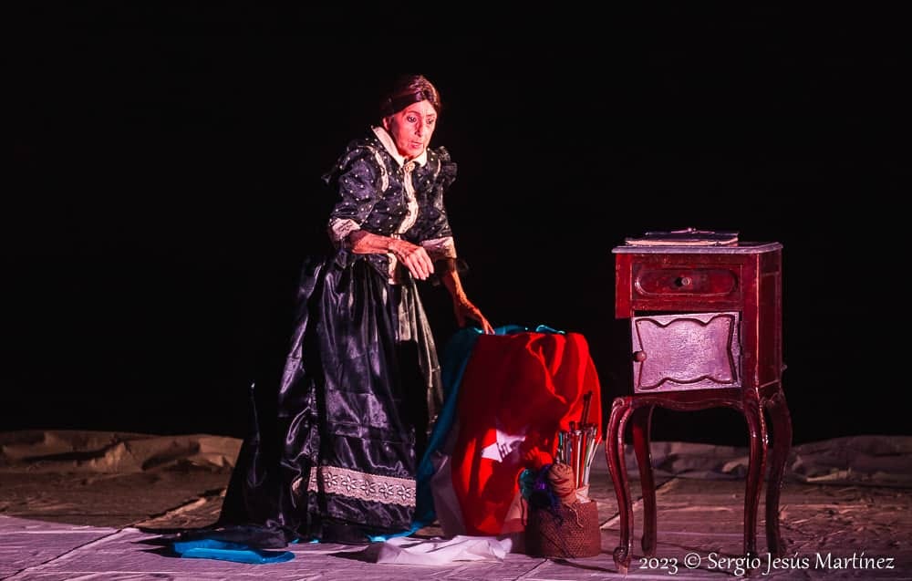 emilia-la-bordadora-de-la-bandera-cubana-en-la-escena-de-teatro-icaron