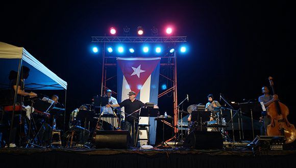 gracias-silvio-por-la-necedad-de-vivir-y-cantar-por-los-barrios-sin-tener-precio