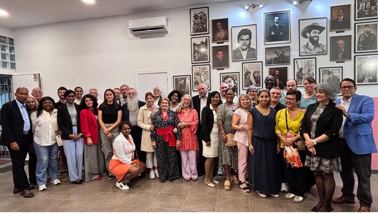 ministro-de-cultura-sostiene-en-barcelona-encuentro-con-amigos-solidarios