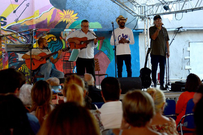 pabellon-cuba-se-llena-de-trova-y-poesia-por-el-amor-y-la-paz